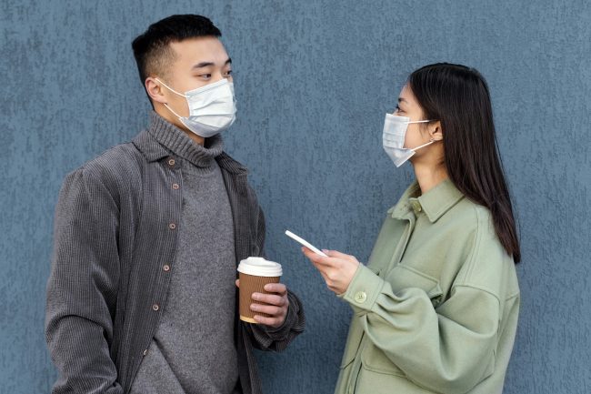 menjaga keamanan kesehatan di luar ruangan dengan masker.