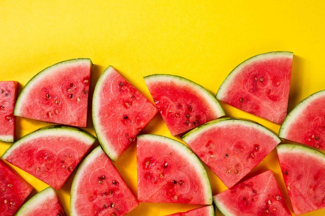 (buah semangka memiliki manfaat bagi kesehatan dalam membantu mengatasi tekanan darah, sumber, freepik)