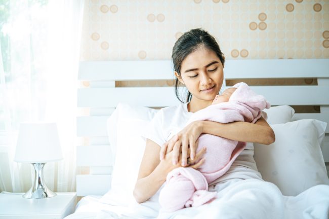 (ibu menyusui memerlukan nutrisi tambahan salah satunya dengan daun kelor, sumber : freepik)