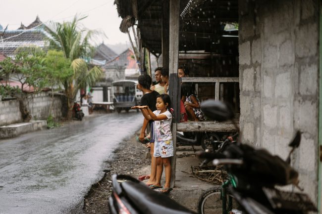 ilustrasi anak-anak yang sedang merasakan kehujanan