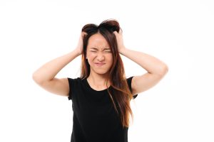 (ilustrasi seorang wanita sering merasakan kepala pusing, sumber : freepik)