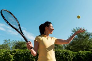 (ilustrasi seseorang sedang bermain olahraga tenis, sumber : freepik)