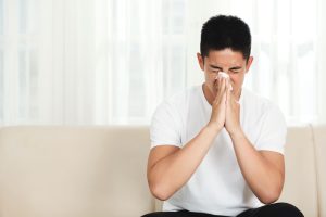 ilustrasi seseorang terkena serangan virus flu