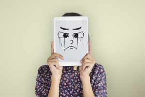 (ilustrasi seseorang yang sedang sedih tertuangkan dalam emoji sedih, sumber : freepik)