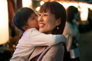 tanda kasih sayang orang tua bisa dilakukan dengan memberikan pelukan pada anak