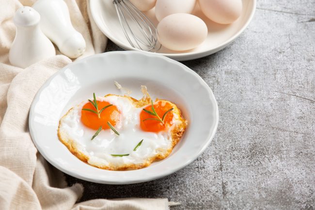 (telur setengah matang menjadi makanan favorite di beberapa kalangan usia, sumber : freepik)