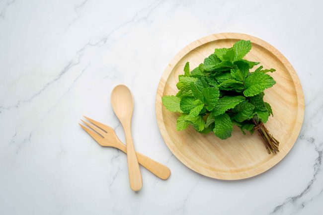 (daun mint merupakan tanaman herbal yang memiliki manfaat besar bagi kesehatan, sumber : freepik)