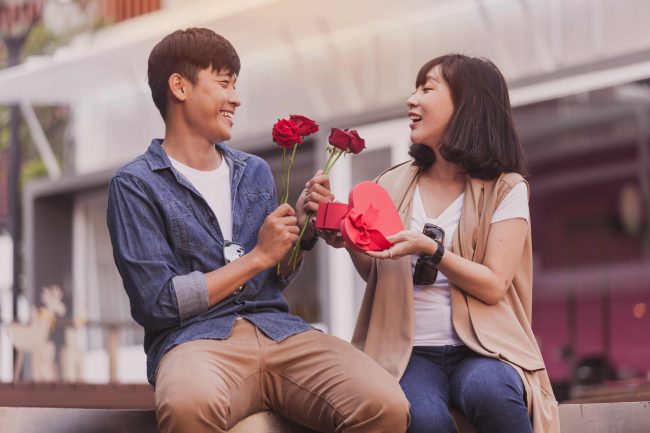 (ilustrasi pasangan sedang merayakan valentine, sumber : freepik)