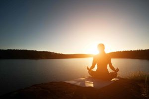 (meditasi dapat dilakukan di berbagai tempat baik dalam ruangan atau luar ruangan, sumber : freepik)