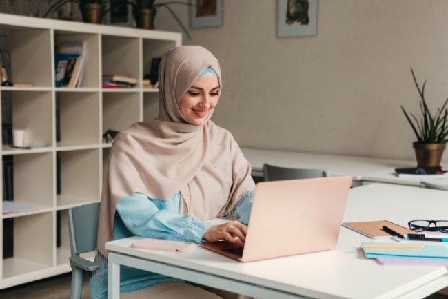 Bekerja di kantor
