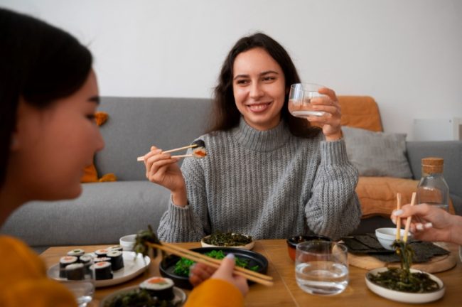 (Mengonsumsi makanan, Sumber: Freepik)