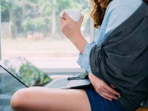 Ilustrasi menstruasi berhenti saat minum es