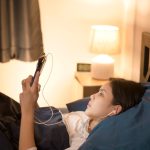 Lepaskan Gadget Sebelum Tidur, Tubuh Anda Akan Berterima Kasih!