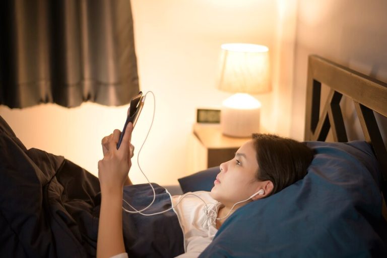 Ilustrasi bermain gadget saat sebelum tidur