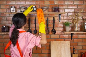 Ilustrasi membersihkan peralatan dapur