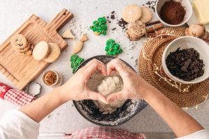 Ilustrasi membuat kue black garlic yang menyehatkan