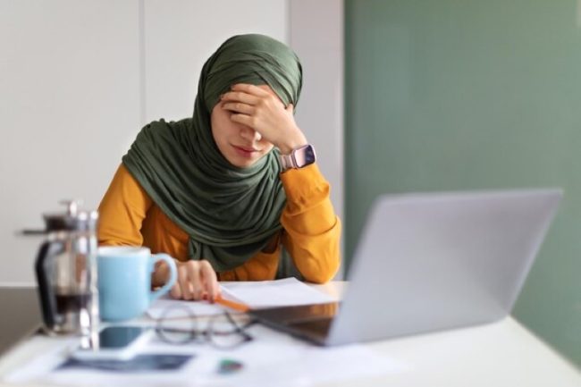 (Ilustrasi karyawan mengantuk karena puasa, Sumber: Freepik)