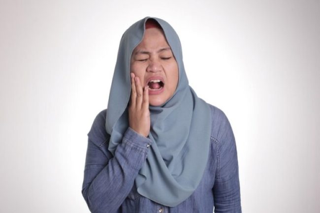 (Ilustrasi seseorang mengalami sariawan saat puasa, Sumber: Freepik)