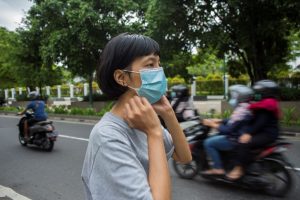 Wanita Gunakan Masker